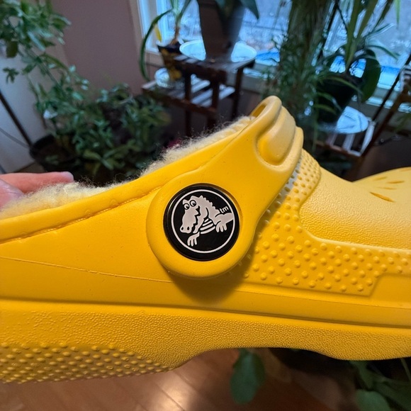 CROCS Yellow Clogs with Fuzzy Lining - Picture 8 of 9